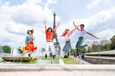 group-of-young-happy-friends-visiting-paris-and-ei-2026-01-09-00-30-07-utc